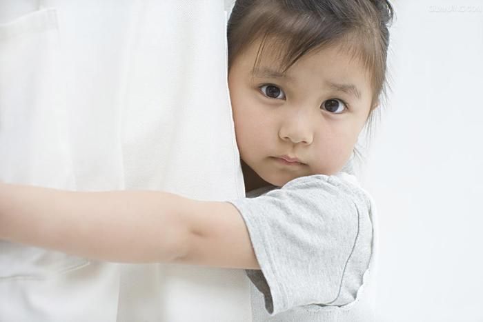 Cha mẹ đừng giục trẻ hãy nói to lên khi trẻ nói lí nhí. Ảnh minh họa