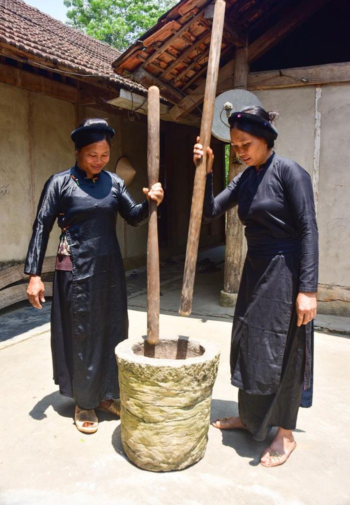 Công đoạn giã cốm với những nhịp chày vui, khỏe khoắn.