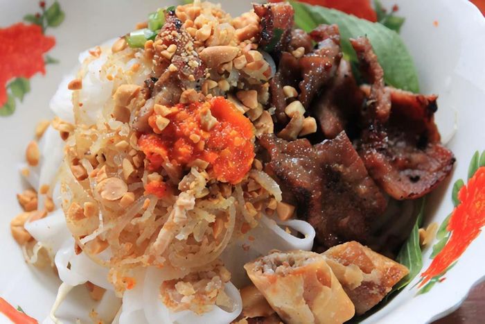 Nước nước trộn cho món hủ tiếu hấp được chế từ cốt dừa thắng sền sệt béo ngậy