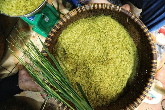Cốm làng Vòng hầu như có quanh năm nhưng ngon nhất vẫn là cốm chính vụ Thu về. Nhờ được thời tiết ưu ái, vị cốm thu bao giờ cũng dẻo dai, xanh vàng và ngát hương. 
