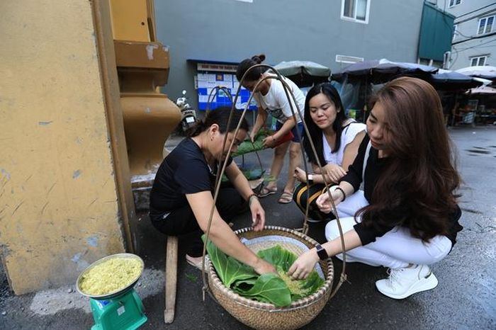 Ngày nay, quá trình phát triển kinh tế, người làm cốm tại làng Vòng cũng bởi vậy mà dần bỏ nghề, chỉ còn lại vài nhà. Du khách khi đến cổng làng Vòng chỉ còn bắt gặp một vài hộ bày bán cốm. 