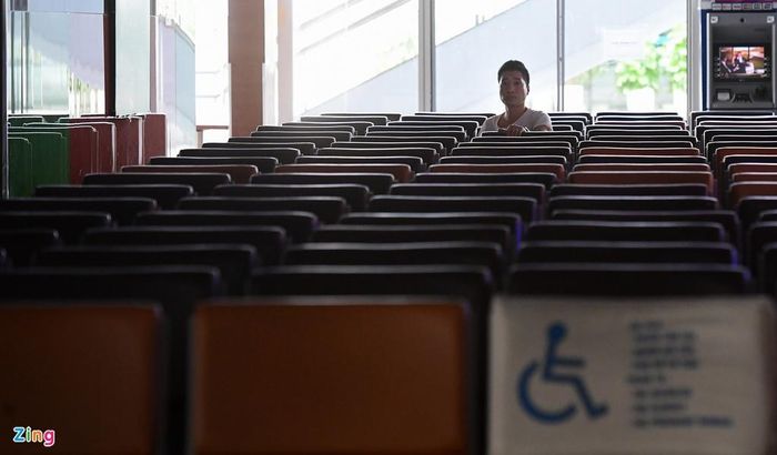  Các hàng ghế gần như không có người sử dụng, trở thành nơi ngủ nghỉ của một số nhân viên. 