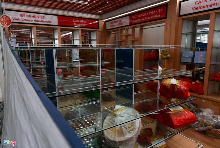  Tất cả nhà hàng tại nhà ga T2 đã đóng cửa, được phủ bạt, lưới để bảo vệ. Bên trong, đồ ăn, hàng hóa đã được dọn đi. 
