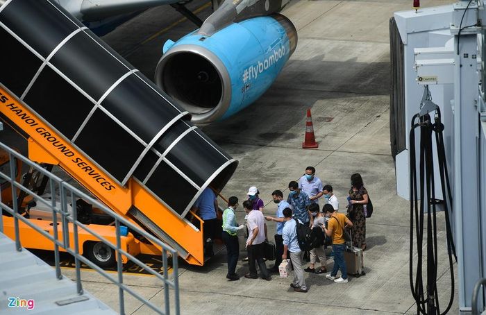  Một chuyến bay nội địa đón khách tại khu vực nhà ga quốc tế do tại đây nhiều vị trí đáp máy bay còn trống. 