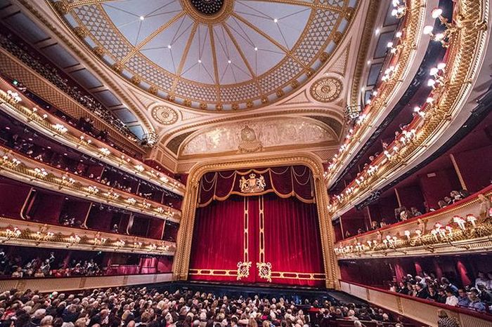 Phía bên trong Nhà hát opera Hoàng gia (London, Anh)