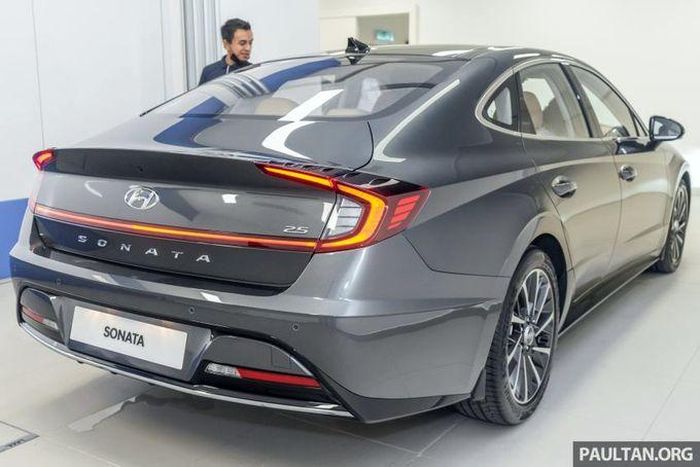 Thiết kế đèn sau của Sonata 2020 có phần giống với Honda Civic. Kí hiệu "2.5" thể hiện dung tích động cơ và phiên bản độc quyền bán tại Malaysia.
