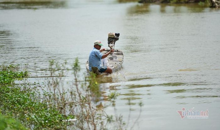 Ông Nguyễn Văn Biêu, phường Vĩnh Ngươi, TP. Châu Đốc, An Giang cho biết năm nay lũ thấp, cá tôm cũng èo ọt.