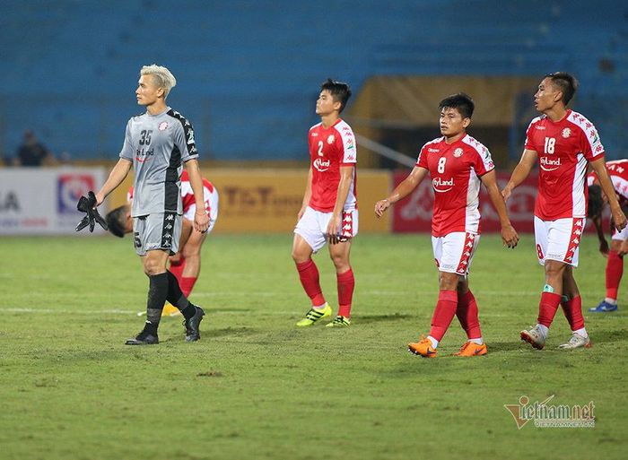 Tuy nhiên, điều người hâm mộ CLB TPHCM mong nhất không phải chuyện mua ai, hay tạo sóng thế nào mà là ở chỗ nên tập trung chuyên môn thay vì nhìn cảnh như thế này