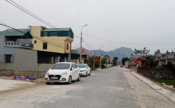 Ô tô ngày càng xuất hiện nhiều ở đường quê. Ảnh: Sang Sang