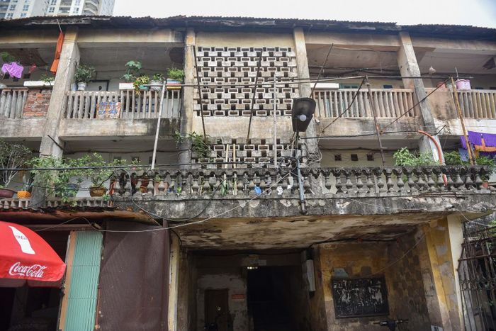 Việc kiểm định chất lượng công trình còn nhiều bất cập, cũng là nguyên nhân khiến tiến độ cải tạo nhà tập thể này rơi vào khó khăn.