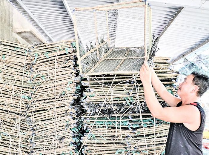 Anh Nguyễn Thanh Hoàng sắp xếp lại vàng lừ bóng chuẩn bị cho chuyến đi biển dài ngày - Ảnh: HTS