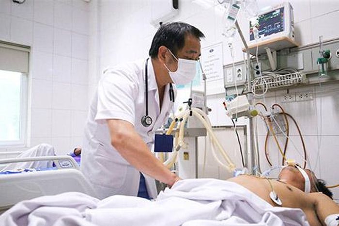 Bác sĩ Nguyễn Trung Cấp thăm khám cho bệnh nhân.