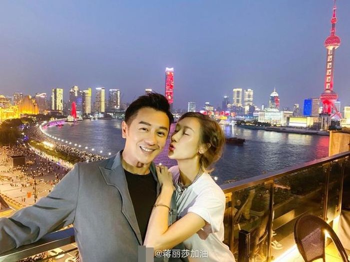 Gia đình Trần Hạo Dân gặp khó khăn kinh tế vì bệnh dịch. Vợ chồng nam diễn viên phải dọn ra khỏi dinh thự có giá thuê đắt đỏ.