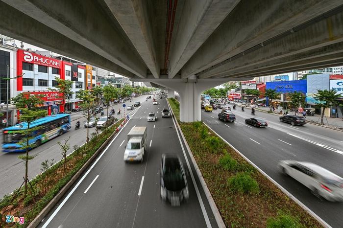  Tại một số vị trí, 4 làn sát trụ cầu của đường vành đai 3 trên cao được bố trí dành riêng cho ôtô, cấm xe máy lưu thông. 