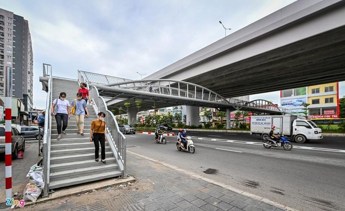  Dọc trục đường có 5 cây cầu vượt bộ hành bằng thép. Đến nay, các cây cầu về cơ bản đã hoàn thành và sẵn sàng đưa vào sử dụng. 