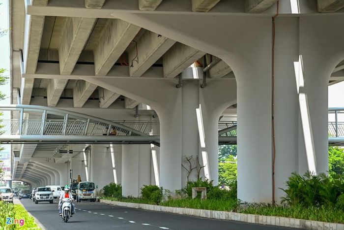  Thực tế, đường Phạm Văn Đồng đã được thông xe từ 1 năm trước nhưng một nửa diện tích đường bị rào lại để phục vụ thi công cầu cạn vành đai 3 đoạn Mai Dịch - cầu Thăng Long. Sau khi rào chắn được dỡ bỏ, phần đường phía dưới được hoàn thiện. 