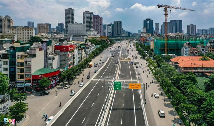  Để phục vụ thi công dự án mở rộng đường Phạm Văn Đồng, 877 hộ dân và 55 cơ quan buộc phải di dời với chi phí giải phóng mặt bằng là 1.824 tỷ đồng. 