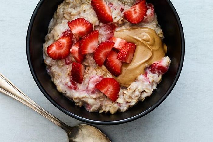Dù có thành phần chính là tinh bột, yến mạch chứa nhiều chất xơ và gúp giảm cholesterol trong cơ thể. Tuy nhiên, huấn luyện viên Đàm Trọng Triển khuyến cáo mọi người nên đọc kỹ thành phần khi mua yến mạch bởi thực phẩm này thường được trộn cùng các loại ngũ cốc khác chứa gluten gây dị ứng với một số người.