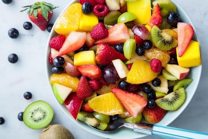"Trái cây là nguồn cung cấp vitamin, kali và chất xơ cho cơ thể. Ngoài ra, đa số hoa quả chứa ít calo, giàu chất chống oxy hóa giúp chúng ta không bị thừa cân", huấn luyện viên này khẳng định.