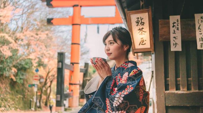  Tại Kyoto, người dân vẫn hay nhắc về câu chuyện đuổi khách bằng ochazuke. Người dân nơi này vốn nổi tiếng với phép lịch sự. Dù khó chịu, họ cũng không bao giờ nói thẳng với bạn. Sau bữa tối, nếu chủ nhà mời bạn một bát ochazuke, điều đó có nghĩa họ muốn nhắc "đến lúc đi rồi". Ảnh: Klook. 