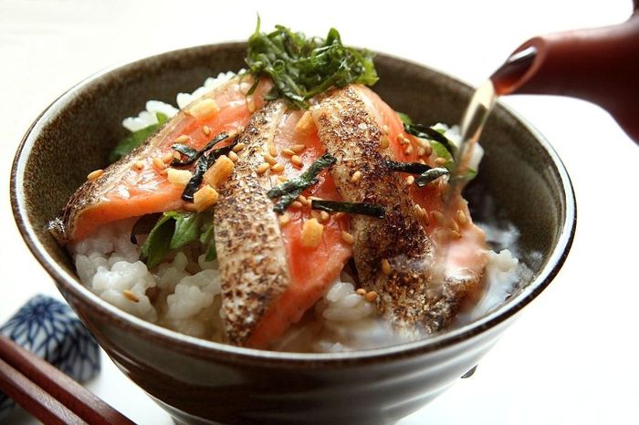  Dù chọn nước dùng gì, bạn vẫn phải nhớ chan nước ở cạnh bát. Nếu đổ chính giữa, các thành phần bên trên sẽ bị xáo trộn, gây mất thẩm mỹ. Ảnh: iStock. 