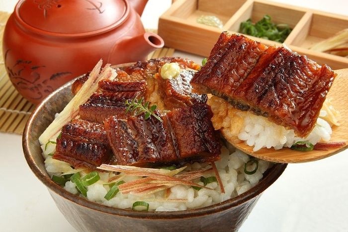  Người Kyoto gọi món này là bubuzuke. Từ lâu, những thương nhân ở đây đã có thói quen tiết kiệm. Do đó, họ chỉ nấu cơm vào bữa trưa. Đến tối, họ ăn nốt phần cơm còn thừa (đã khô và cứng). Việc chan thêm trà nóng giúp bữa cơm ngon miệng hơn. Đây cũng là cách người Kyoto trân trọng từng hạt gạo các nông dân đã làm ra. Ảnh: iStock. 