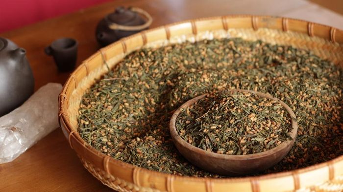  Phần nước dùng kèm có thể là trà hoặc nước sôi (tùy sở thích). Các loại trà thường dùng có thể kể đến như genmaicha (trà xanh với gạo lứt rang), hojicha (trà xanh rang), bancha (trà vị đậm vì dùng lá trà thu hoạch muộn)... Một số người cũng thưởng thức ochazuke bằng dashi, loại nước dùng làm từ rong biển, vẩy cá, nấm đông cô. Ảnh: Anahata. 