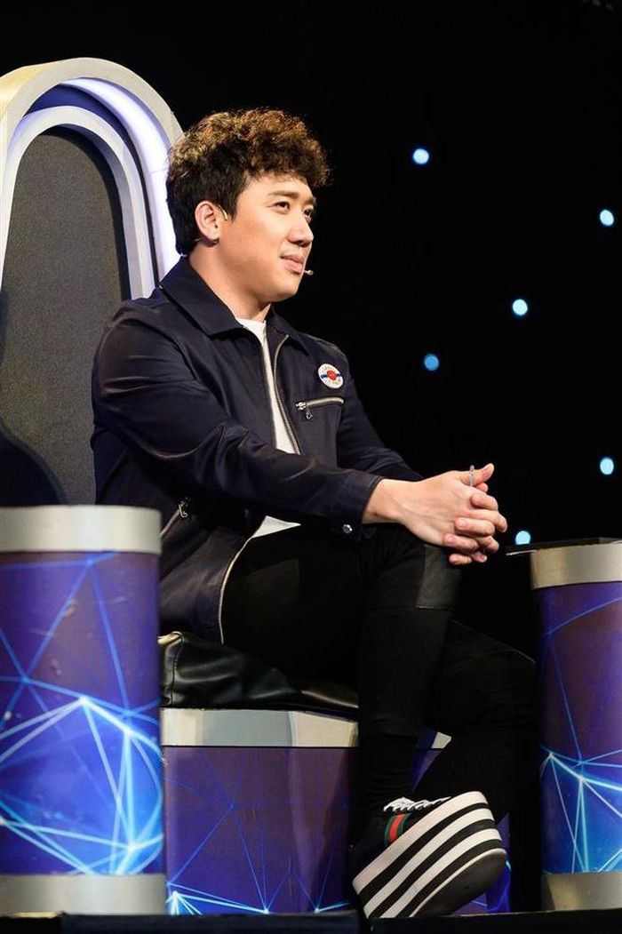 Lần khác, MC chia sẻ khoảnh khắc bên nhóm đàn em thân thiết như Tuấn Trần, BB Trần, Hải Triều… Anh còn nhún người khiến vóc dáng càng nhỏ bé khi đứng cạnh Tuấn Trần có chiều cao là 1,85 m.
