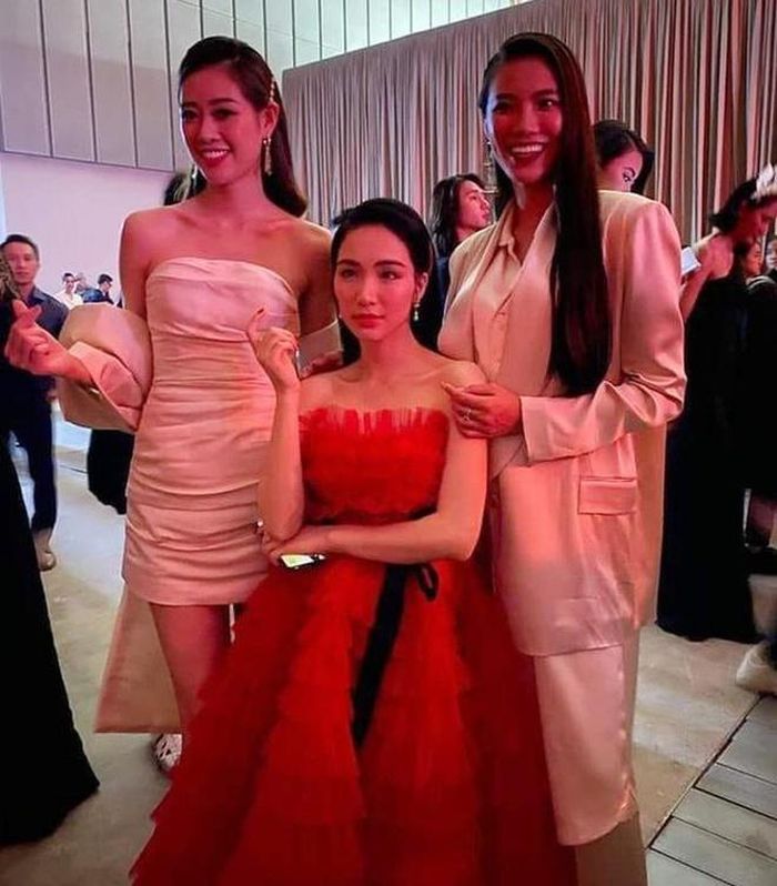 Hòa Minzy cao 1,55 m và cho biết cô không tự ti về vấn đề ngoại hình. Nữ ca sĩ thậm chí nhiều lần chụp hình cùng những đồng nghiệp có chiều cao nổi bật như Hoa hậu Tiểu Vy, Khánh Vân, Á hậu Kim Duyên, Angela Phương Trinh… Khi đăng ảnh chụp cùng Tiểu Vy, cô viết: “Sông có lúc, người có khúc”.