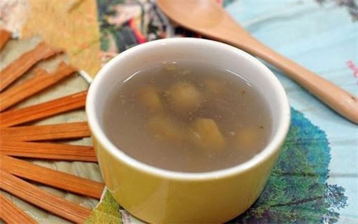 Để làm món chè hạt dẻ, bạn hãy dùng hạt dẻ tách vỏ, bổ làm đôi hoặc làm ba những hạt to cho dễ ăn. Cho hạt dẻ vào nồi nước cùng đường, đun sôi sau đó hòa tan bột sắn dây từ từ đổ vào, khuấy đều đến khi hỗn hợp sôi lại, bột sắn trong thì tắt bếp. Chè hạt dẻ bạn có thể dùng nóng hoặc nguội đều ngon.