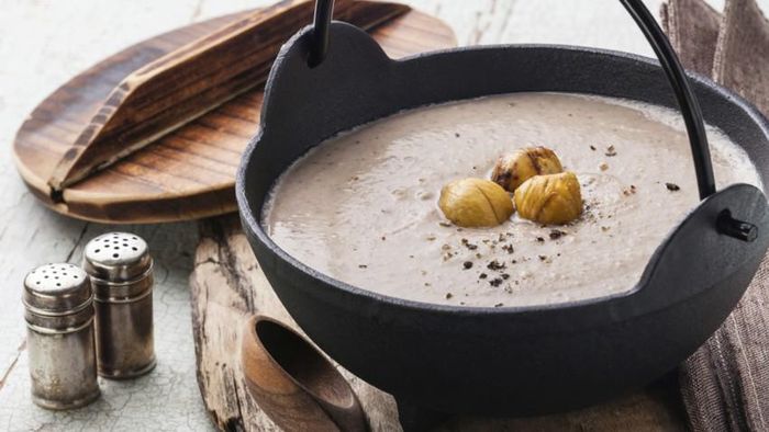 Soup hạt dẻ: Món này không chỉ thơm ngon mà còn vô cùng bổ dưỡng thích hợp cho cả gia đình. Hạt dẻ được xem là món ăn tốt cho dạ dày, thận và thúc đẩy sự lưu thông của máu cũng như làm cầm máu.
