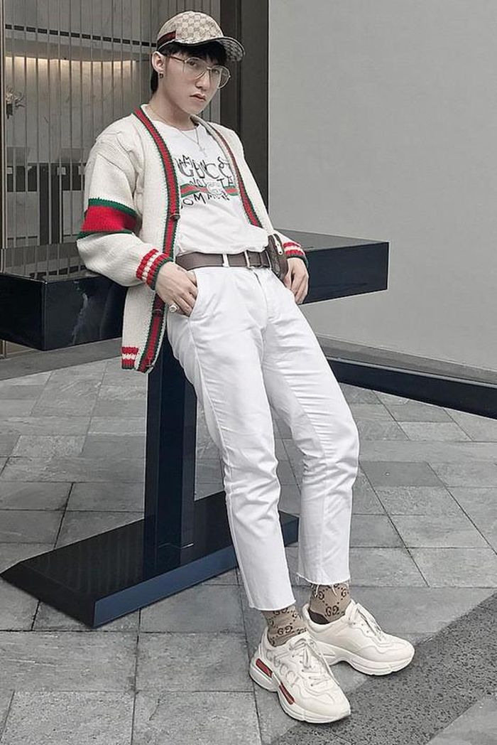 Một mẫu giày độn đế khác của Sơn Tùng – Gucci Rhyton – có giá khoảng 23 triệu đồng.
