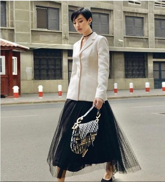 Áp dụng công thức phối blazer cùng chân váy xòe đậm chất tiểu thư, Khánh Linh lại khéo nâng tầm bộ cánh đơn giản và nhấn nhá thêm hàng loạt phụ kiện đắt tiền bắt mắt. Ảnh: FB, IG.