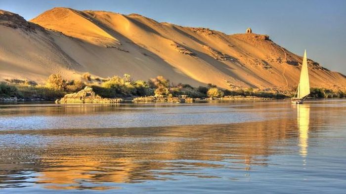 Có nhiệt độ trung bình khoảng 29 độ C, khi nóng nhất lên đến trên 49 độ C, sa mạc Sahara ở châu Phi chính là vùng hoang mạc nóng nhất Trái Đất. Nhiệt độ cao kỷ lục của Sahara được ghi nhận ở Azizia, Libya vào năm 1922, lên tới 57,7 độ C. Ngoài ra, với diện tích hơn 9 triệu km2, đây cũng chính là sa mạc lớn thứ 2 trên Trái Đất.