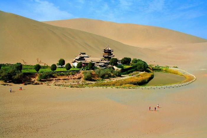Sa mạc Gobi ở Mông Cổ và phía bắc Trung Quốc. Dù rất khô cằn, đây là sa mạc nổi tiếng bởi cảnh quan thiên nhiên tuyệt đẹp. Gobi được xem là sa mạc đẹp nhất trên thế giới.