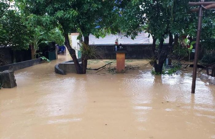 Nhà dân tại thôn Xuân Hồi, xã Liên Thủy, huyện Lệ Thủy ngập sân trong nước gần 1,5m.