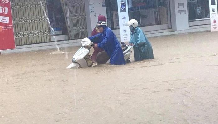Người dân trị trấn Kiến Giang, huyện Lệ Thủy vất vả di chuyển.