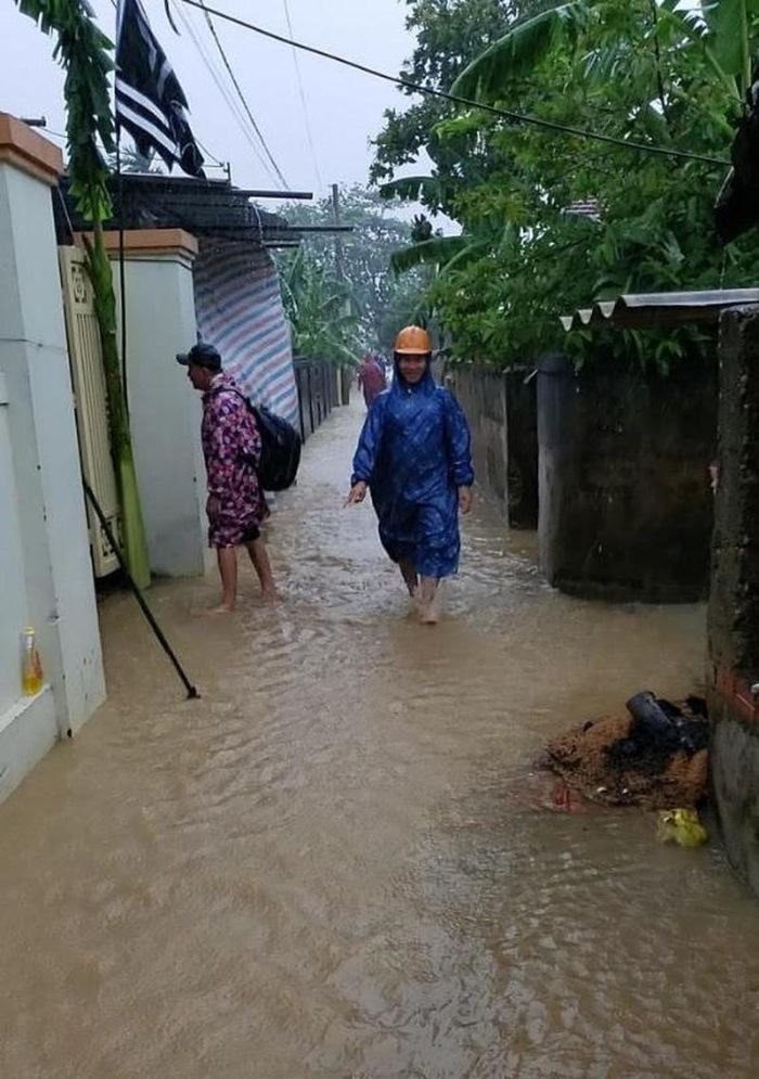 Người dân xã Liên Thủy, huyện Lệ Thủy đi tránh lũ.