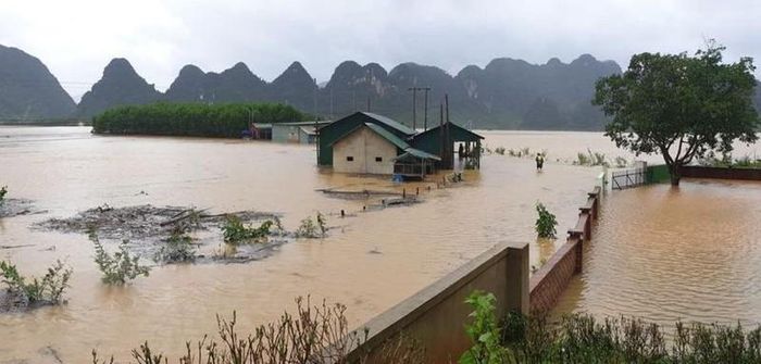 “Rốn lũ” Tân Hóa, huyện Minh Hóa ngập trong biển nước.