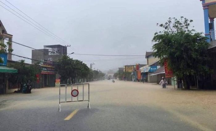 Đường qua trung tâm thị trấn Quy Đạt, huyện Minh Hóa bị ngập.