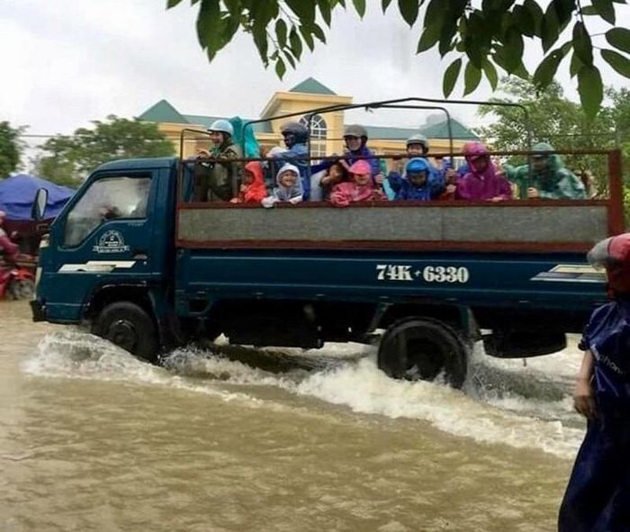 Người dân huyện Minh Hóa cấp tập chạy lũ trên xe tải.
