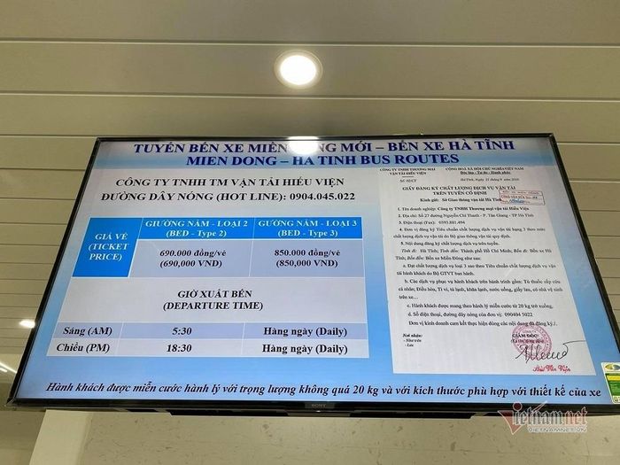 Màn hình hiển thị hai ngôn ngữ tiếng Việt và tiếng Anh để khách quốc tế nhận biết