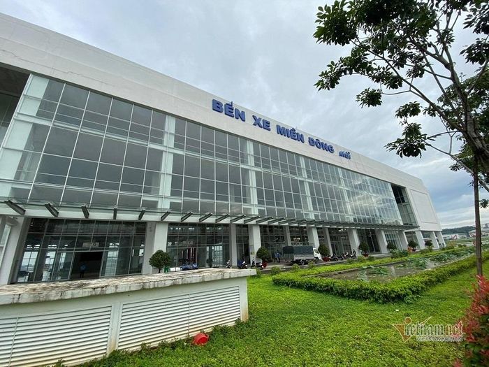Mảng xanh bên ngoài bến xe được chú trọng giúp tô thêm vẻ đẹp hiện đại của bến xe này 