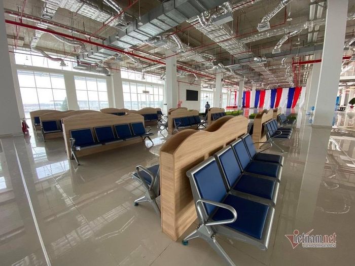 Những dãy ghế ngồi được thiết kế như bên trong sân bay 