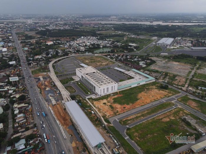 Bến xe Miền Đông mới nằm ở cửa ngõ TP, trong tương lại sẽ được kết nối với tuyến metro số 1 giúp hành khách đi lại thuận tiện hơn