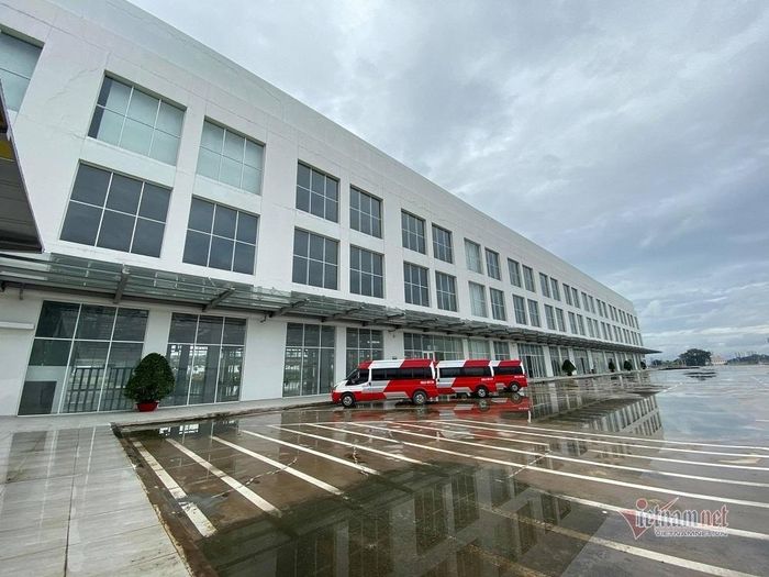 Sắp tới, tại khu vực khởi hành sẽ được bố trí một màn hình rộng đến 9m2 để thông tin cho hành khách biết lộ trình di chuyển các tuyến xe khách. Từ đây, hành khách chỉ cần bước ra ngoài cửa kính là lên xe, không lo chuyện nắng, mưa