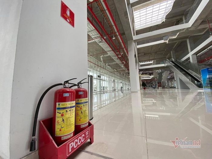 Các thiết bị chữa cháy được bố trí dày đặc bên trong nhà ga