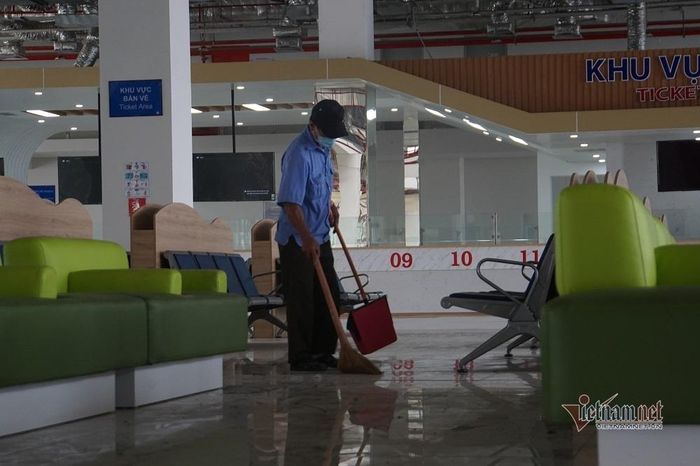 Bến xe Miền Đông mới sẽ khai trương vào sáng 10/10. Hiện các công nhân, nhân viên vệ sinh đang hoàn thiện các hạng mục cuối