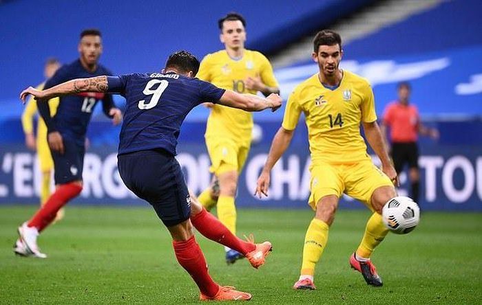 Giroud tỏa sáng với cú đúp