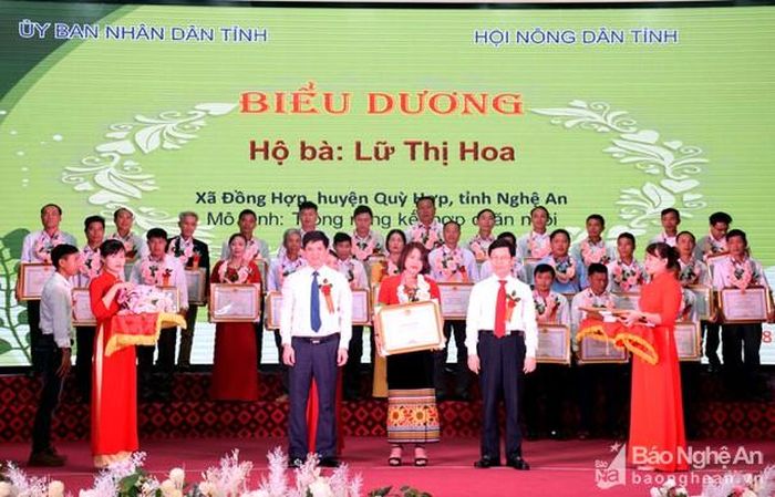 130 nông dân điển hình trong sản xuất, kinh doanh giỏi giai đoạn 2016 - 2020 được UBND tỉnh và Hội Nông dân tỉnh biểu dương, khen thưởng. Ảnh: Xuân Hoàng